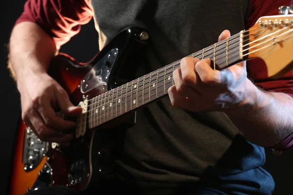 Jonge man spelen op elektrische gitaar — Stockfoto