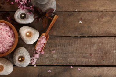 Bahar çiçekleri ile Spa kompozisyon