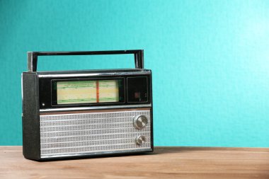 Yeşil duvar arka plan masaya eski retro radyo