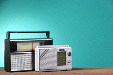 Yeşil duvar arka plan masaya eski retro radyo