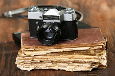 Tabloda yeşil zemin üzerine eski kitap ile Retro kamera