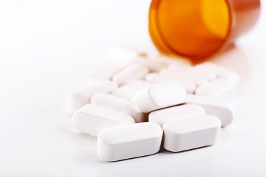 hapları üzerinde beyaz izole yığını