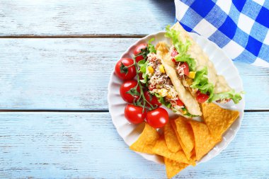 lezzetli taco cips cips ve masada tabakta sebze yakın çekim