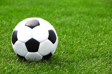 Yeşil sahada futbol topu
