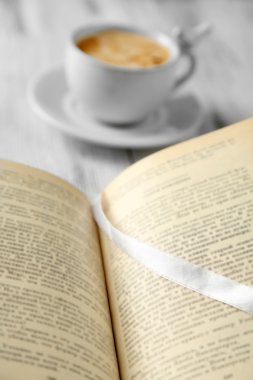 Bir fincan kahve ve kitap.