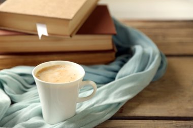 Natürmort fincan kahve ve kitaplar ile