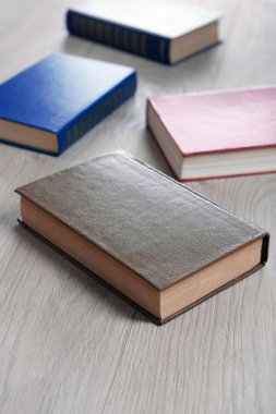 yığın kitap ahşap arka plan üzerinde