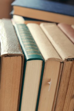 kitap yığını kapat
