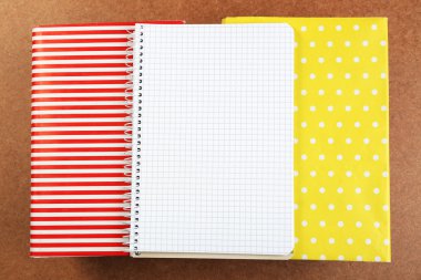 defter üstünde tepe-in kitaplar ve dergiler ahşap zemin üzerine yığını