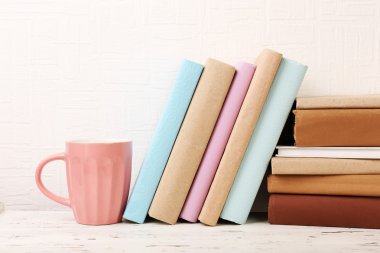 Kitap ve Kupası ahşap raf