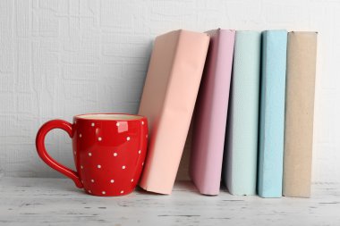 Kitap ve Kupası ahşap raf