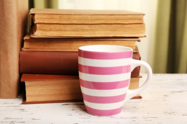 Kitap ve ahşap masa Kupası