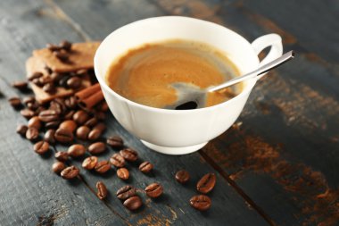 Masada bir fincan kahve.