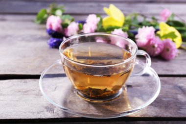 Çiçekli bir fincan bitki çayı.