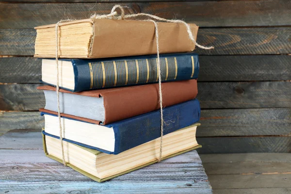 Pile de livres sur fond en bois — Photo