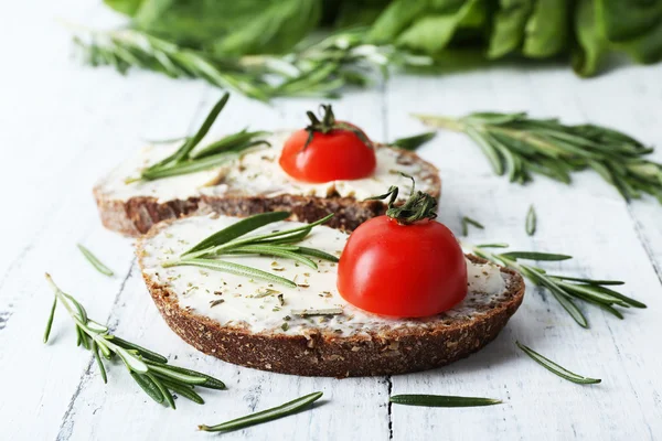 Sandwiches with tomatoes and greens — Stock Photo, Image