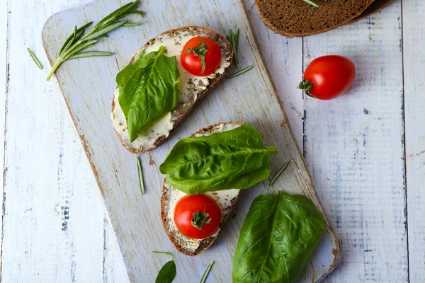 Sandwiches with tomatoes and greens — Stock Photo, Image