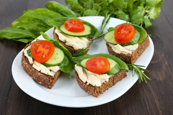 Heerlijke broodjes met groentjes en Groenen op plaat close-up — Stockfoto