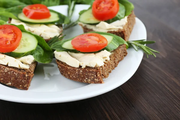 Délicieux sandwichs aux légumes et légumes verts dans une assiette close up — Photo