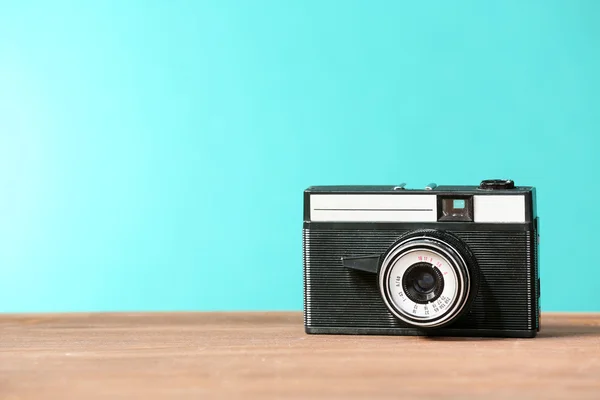 Macchina fotografica retrò sul tavolo su sfondo verde — Foto Stock