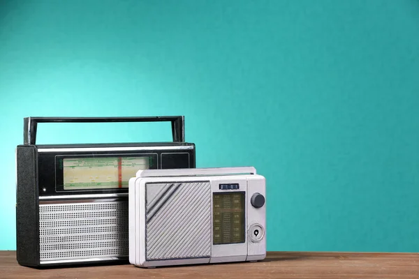 Oude retro radio op tafel op groene muur achtergrond — Stockfoto