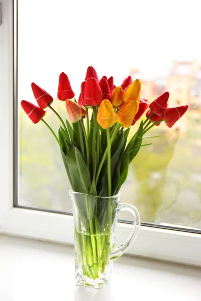 窗台上放着新鲜的郁金香的花束 — 图库照片