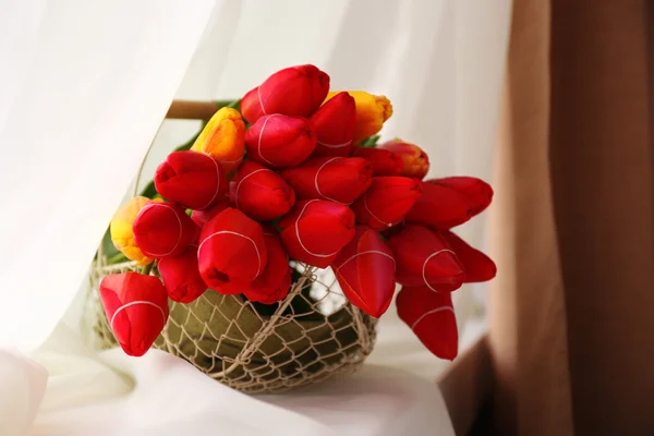 Bouquet di tulipani freschi su sfondo davanzale — Foto Stock