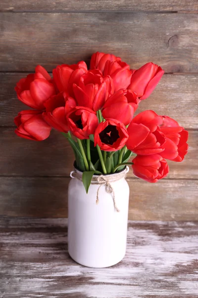 Belas tulipas no fundo de madeira — Fotografia de Stock
