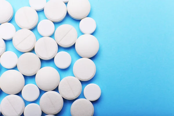 Montón de pastillas en el fondo de color —  Fotos de Stock