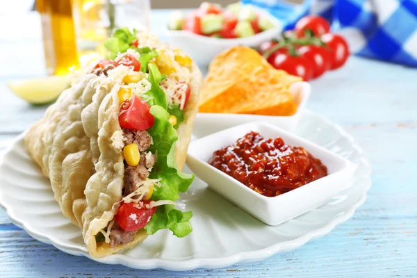 Cips cips ve domates dip masada lezzetli taco yakın çekim — Stok fotoğraf