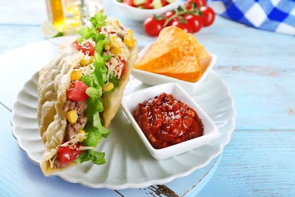 Cips cips ve domates dip masada lezzetli taco yakın çekim — Stok fotoğraf