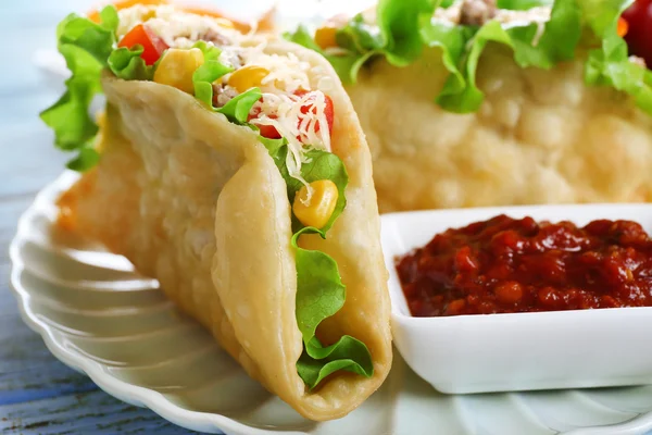 Masada tabakta domates sos lezzetli taco yakın çekim — Stok fotoğraf