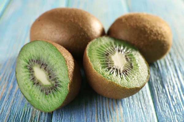 Juicy kiwi fruit on wooden background — Stock Photo, Image