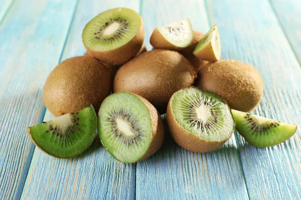 Fruta kiwi suculenta em fundo de madeira — Fotografia de Stock