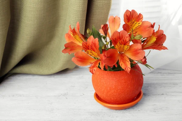 Schöne Alstroemeria im Topf auf der Fensterbank — Stockfoto