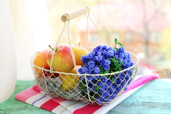 Belo buquê de muscari - jacinto com frutos em cesta de metal no peitoril da janela — Fotografia de Stock