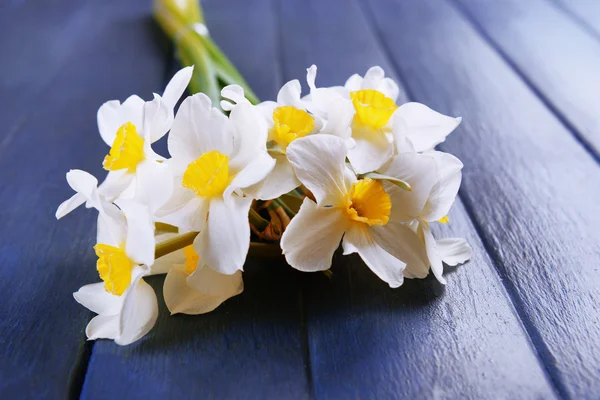 木製の背景に水仙の美しい花束 — ストック写真