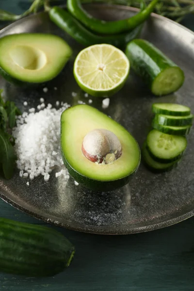 Aguacate en rodajas, pepino / pimienta y limón sobre fondo de madera —  Fotos de Stock