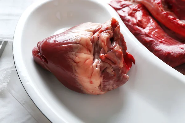 Órgano cardíaco en bandeja metálica médica — Foto de Stock