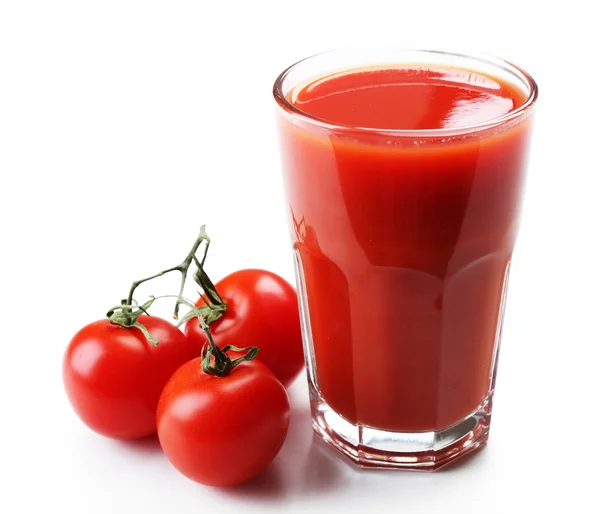 Bardak domates suyu üzerinde beyaz izole sebze ile — Stok fotoğraf