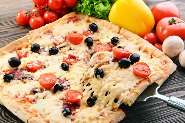 Deliciosa pizza casera en primer plano de la mesa — Foto de Stock