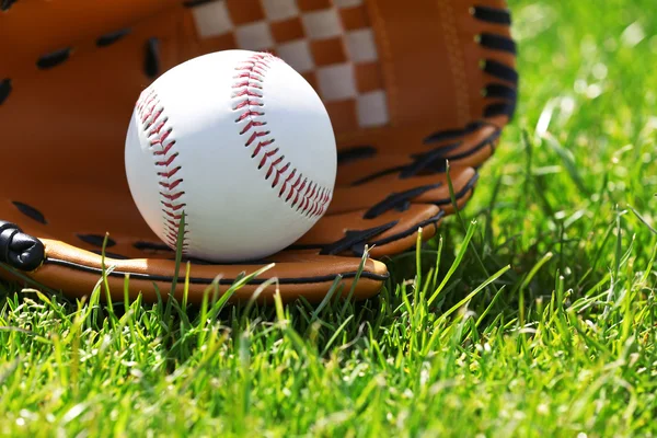 Baseballball und Handschuh — Stockfoto