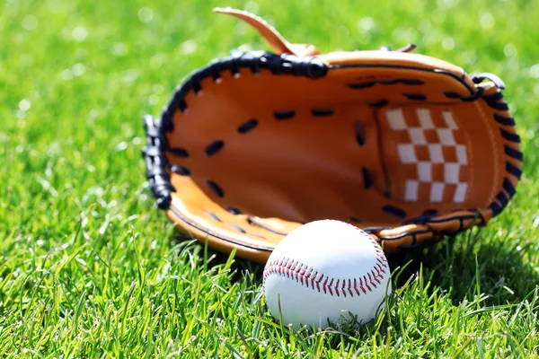 Бейсбольный мяч и перчатки — стоковое фото