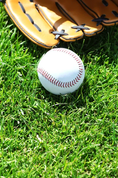 Baseballball und Handschuh — Stockfoto