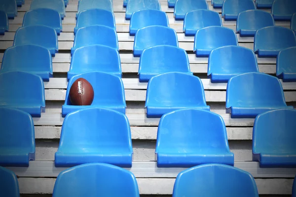 Pelota de rugby en el asiento del estadio — Foto de Stock