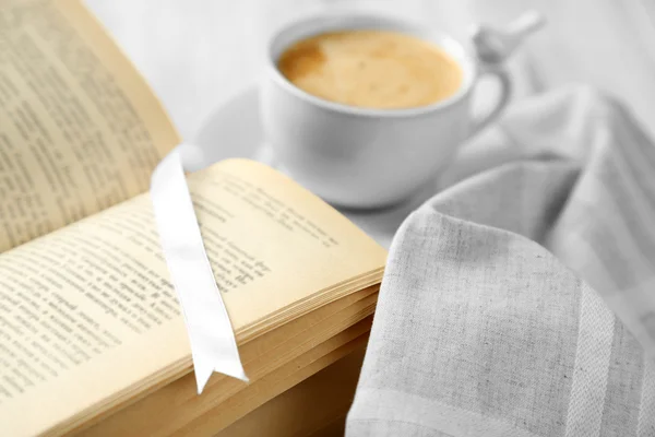 Kopp kaffe och bok — Stockfoto