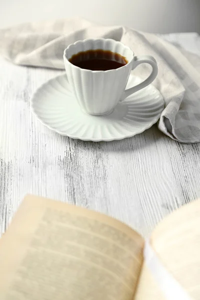 一杯咖啡和一本书 — 图库照片