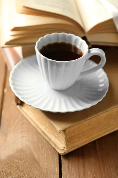 Natura morta con tazza di caffè e libri — Foto Stock