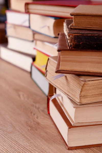 Pilhas de livros na mesa de perto — Fotografia de Stock