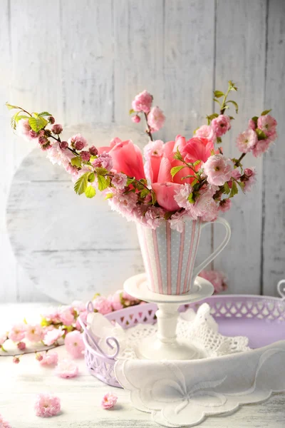 Bouquet primavera in tazza colorata — Foto Stock